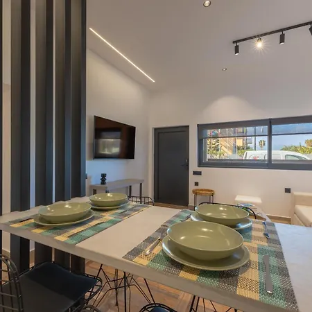 Hot Tub - 5 Min To Beaches - Netflix - Full Kitchen * Kos Town