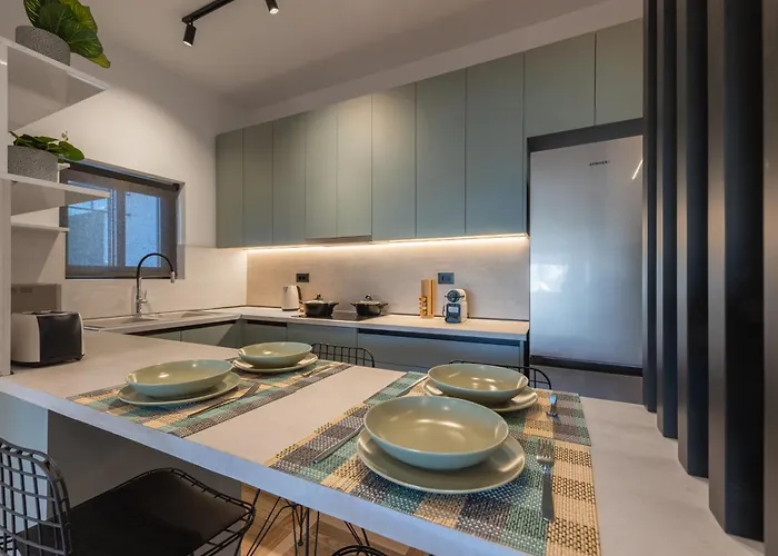 Hot Tub - 5 Min To Beaches - Netflix - Full Kitchen Apartment *