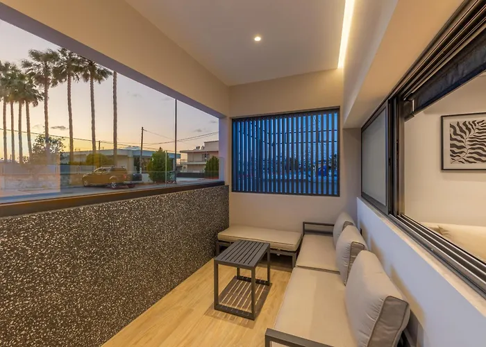 Hot Tub - 5 Min To Beaches - Netflix - Full Kitchen Apartment